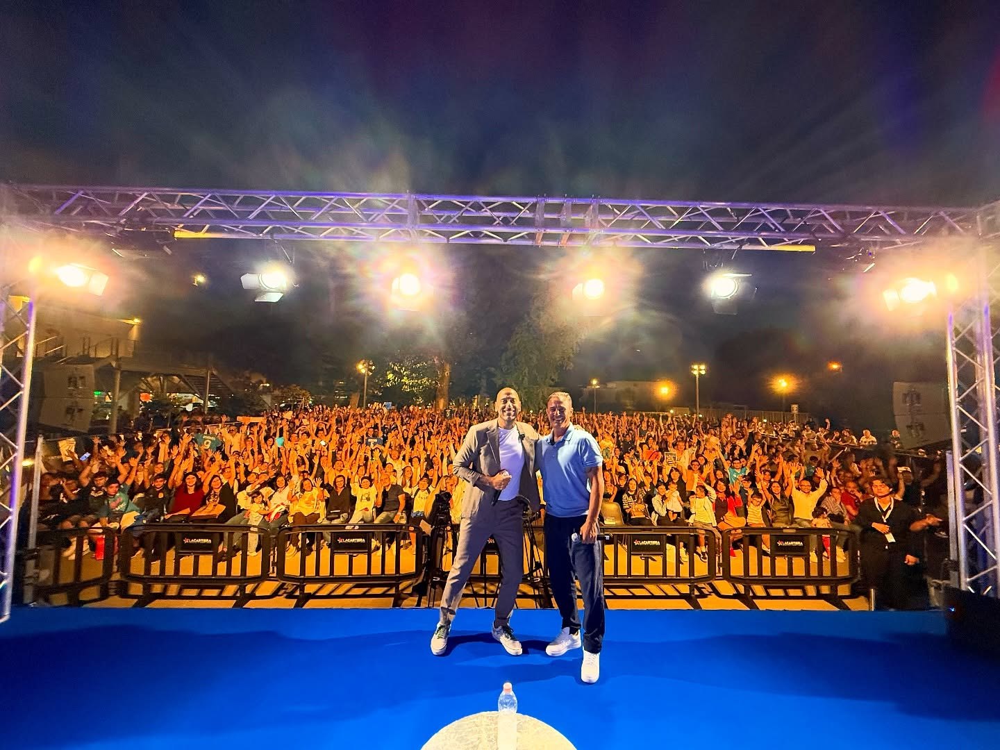 Fabio Cannavaro auf der Bühne von La Cartiera vor einem voll besetzten Publikum