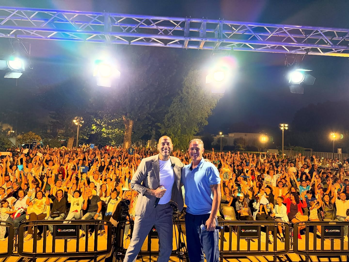 Volles Publikum vor der Bühne bei Fabio Cannavaro in La Cartiera
