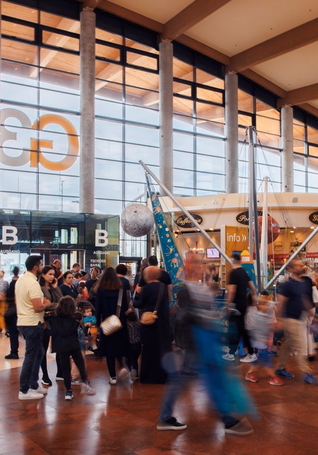 Volle Mall im G3 am Family-Fun-Wochenende: Besucherströme unter dem G3-Schriftzug