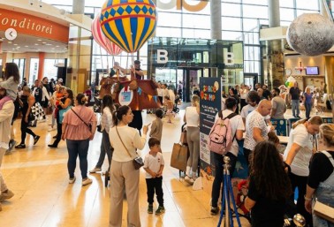 Dicht gedrängte Besucher in der Mall des G3 am Event-Wochenende