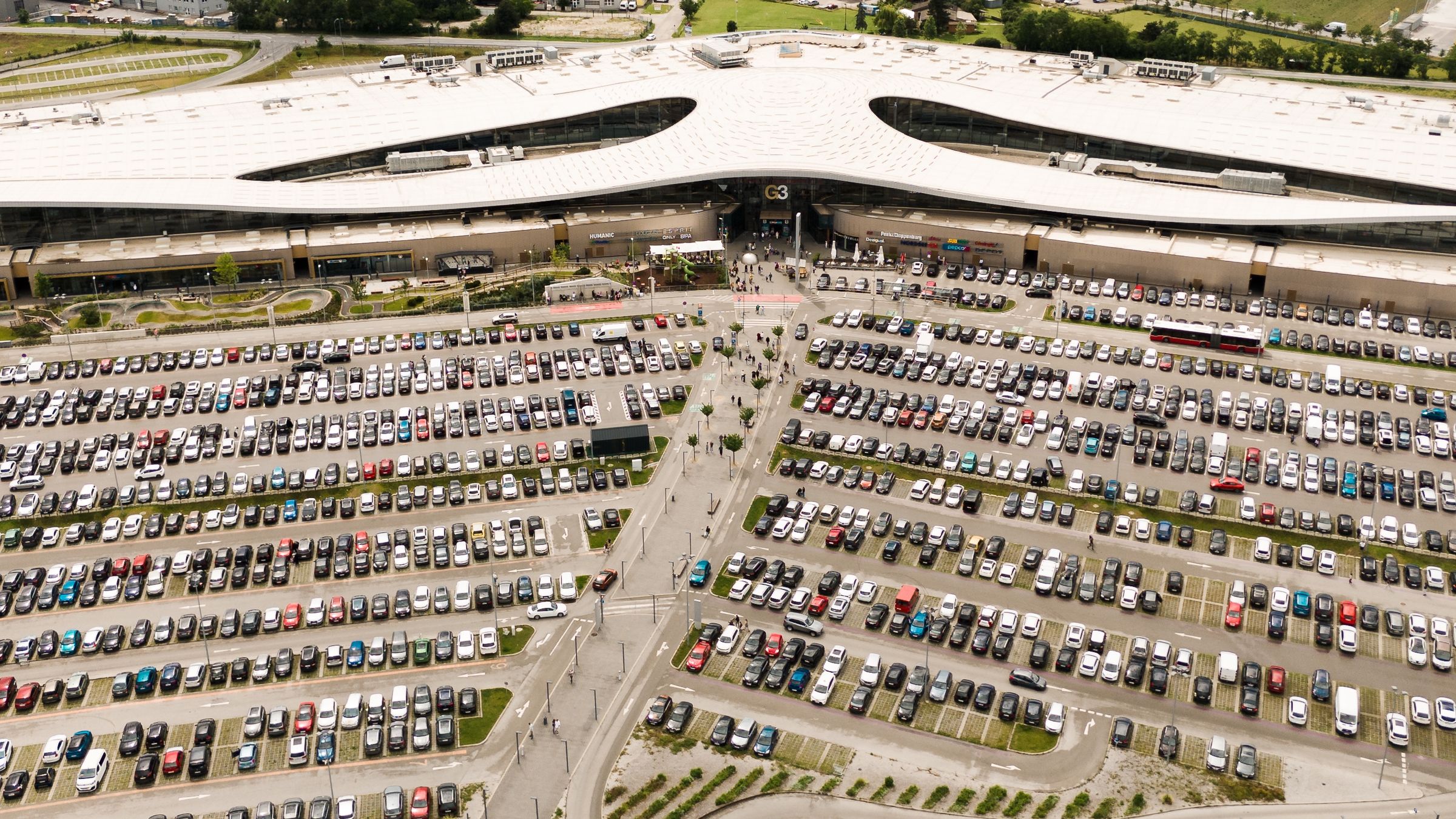 Luftbild: der komplett belegte Parkplatz des G3 am Event-Wochenende