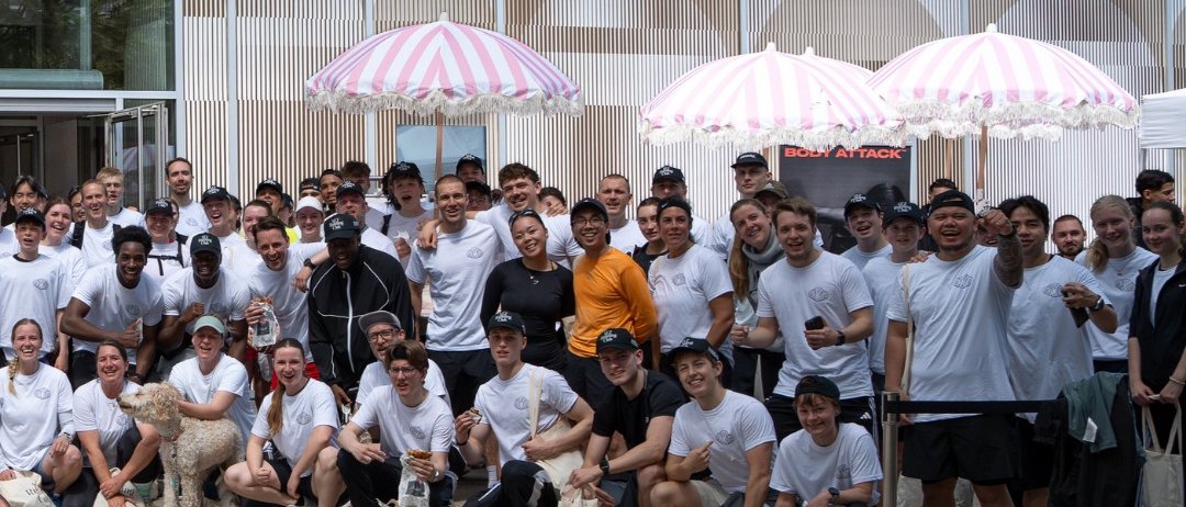 Gruppenfoto aller Läuferinnen und Läufer vor dem AEZ