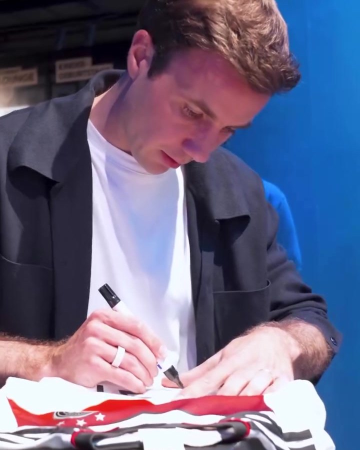Mario Götze signiert ein Trikot