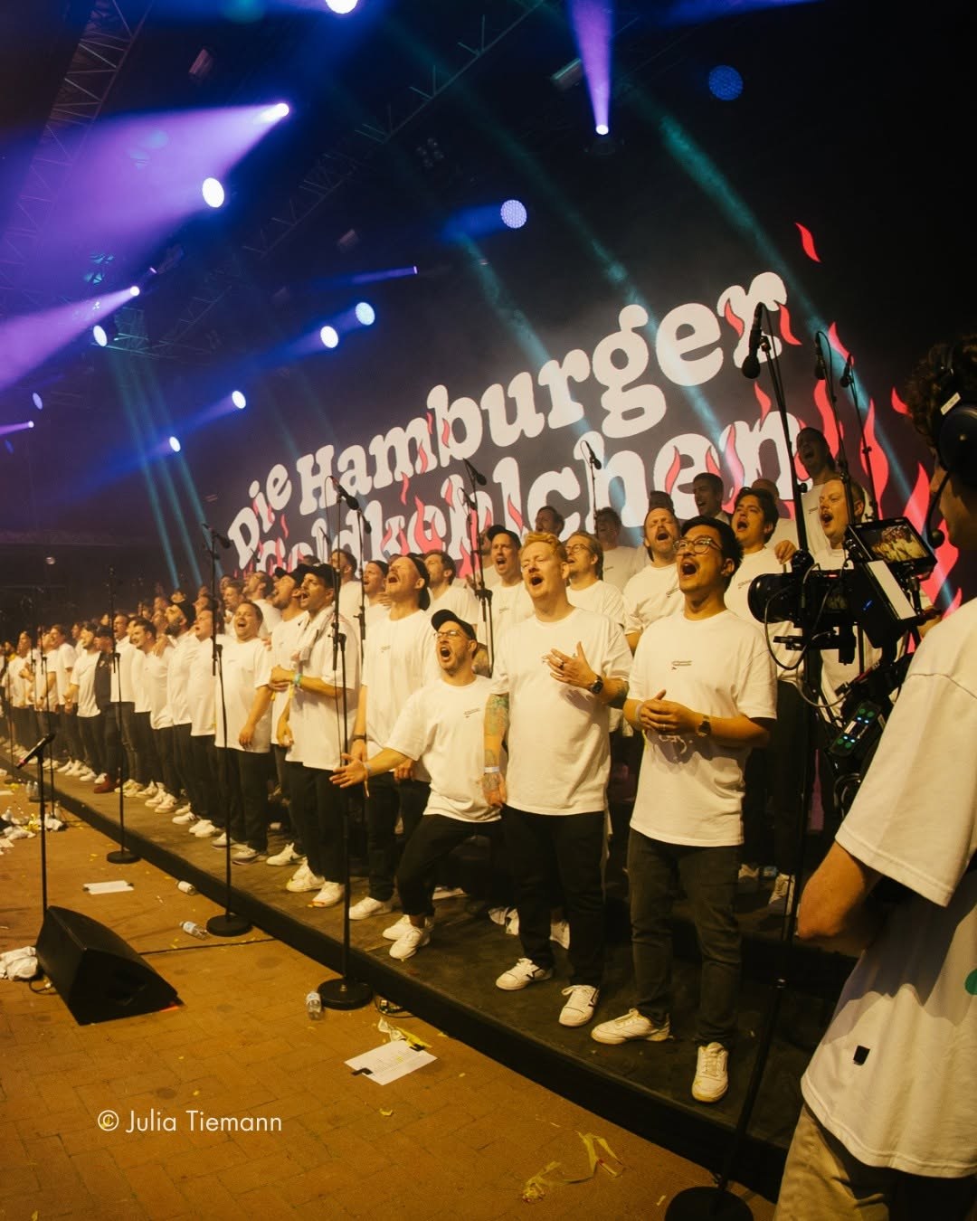 Die Hamburger Goldkehlchen singen auf der Bühne – © Julia Tiemann