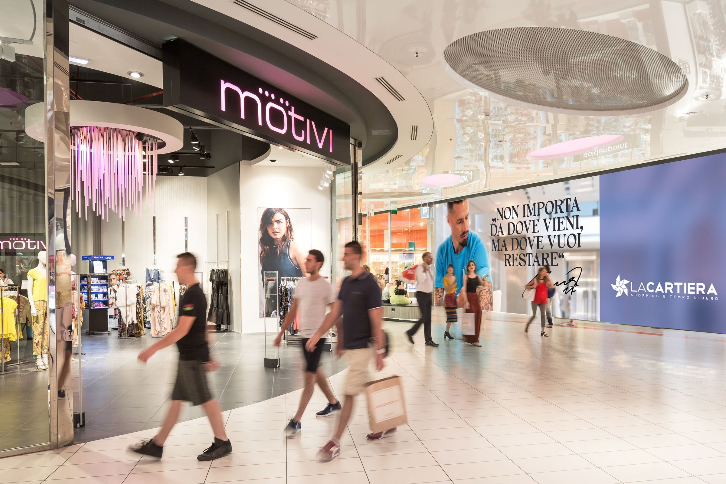 Center-Screen mit Marek Hamšík und dem Claim in der Mall von La Cartiera
