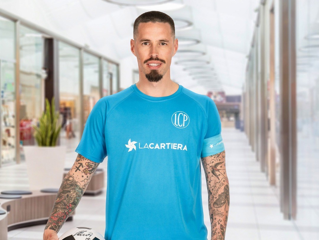 Marek Hamšík im hellblauen La-Cartiera-Trikot mit signiertem Ball in der Mall