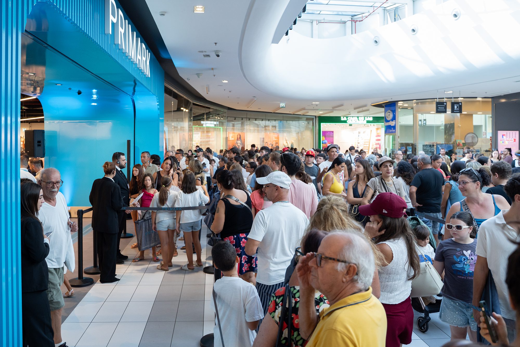 Lange Schlange in der Mall vor dem neuen Primark-Store