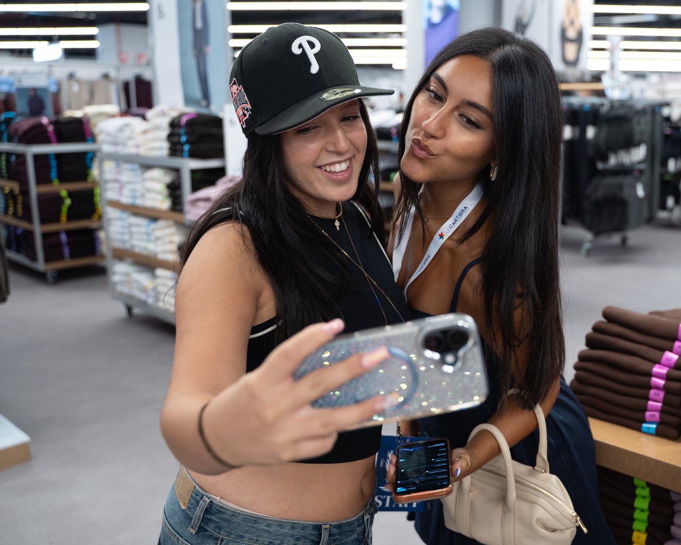 Zwei Besucherinnen machen ein Selfie im neuen Store