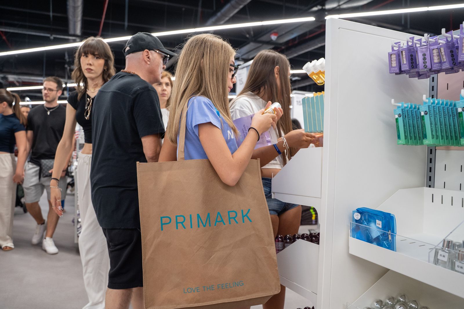 Kundinnen und Kunden mit Primark-Tüten im neuen Store