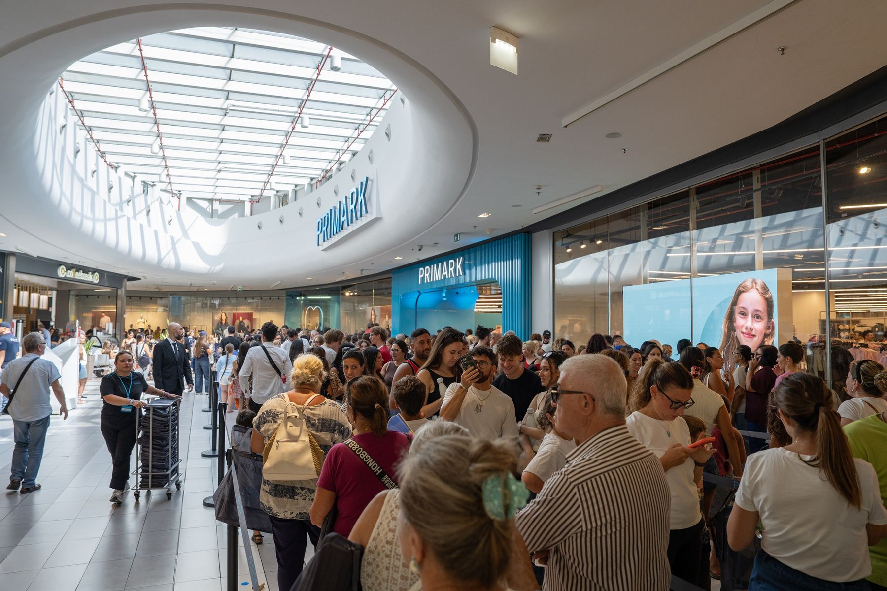 Volle Mall vor dem Primark-Store in La Cartiera