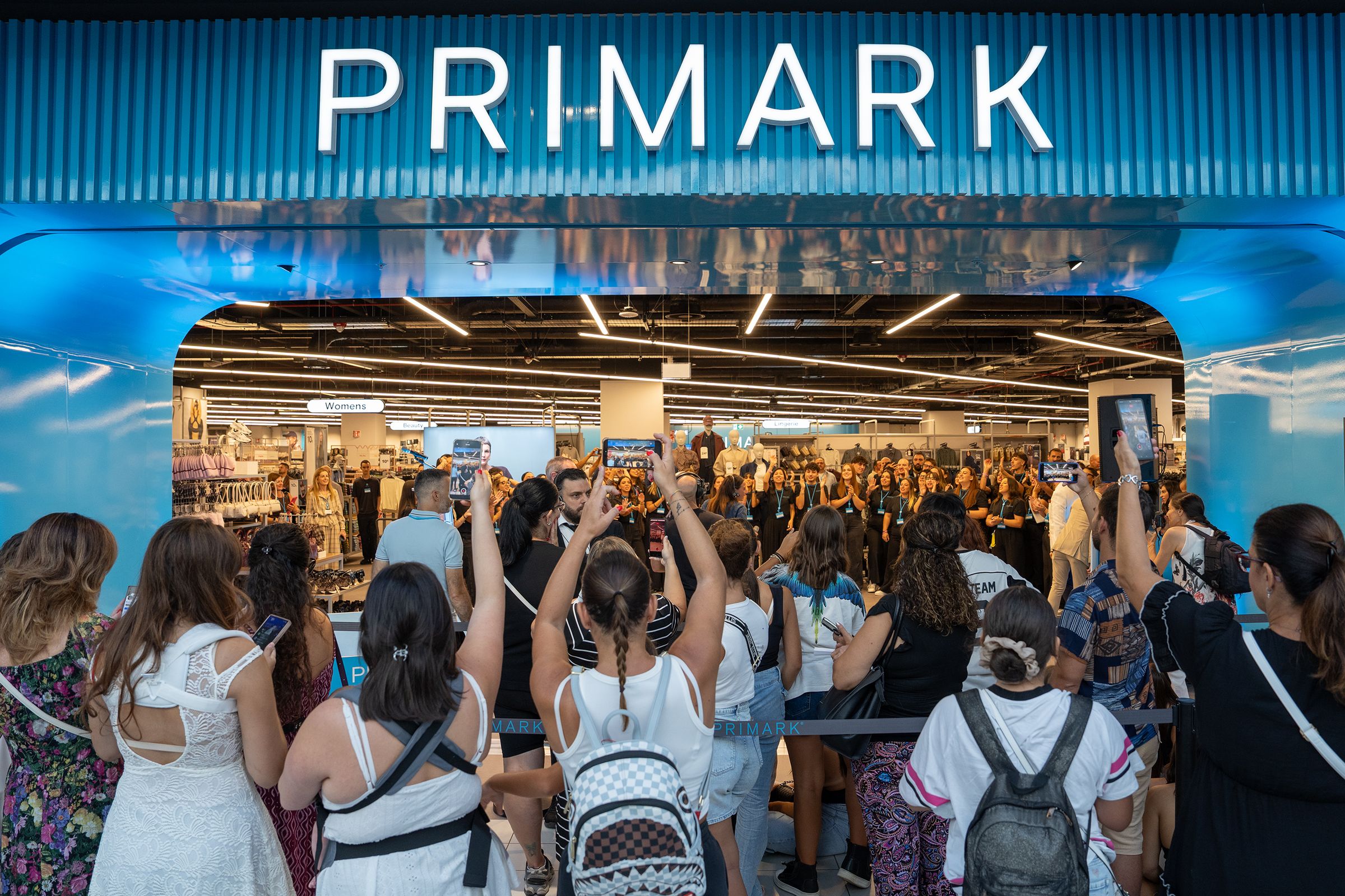Menschenmenge mit Smartphones vor dem neuen Primark-Store in La Cartiera am Opening-Tag
