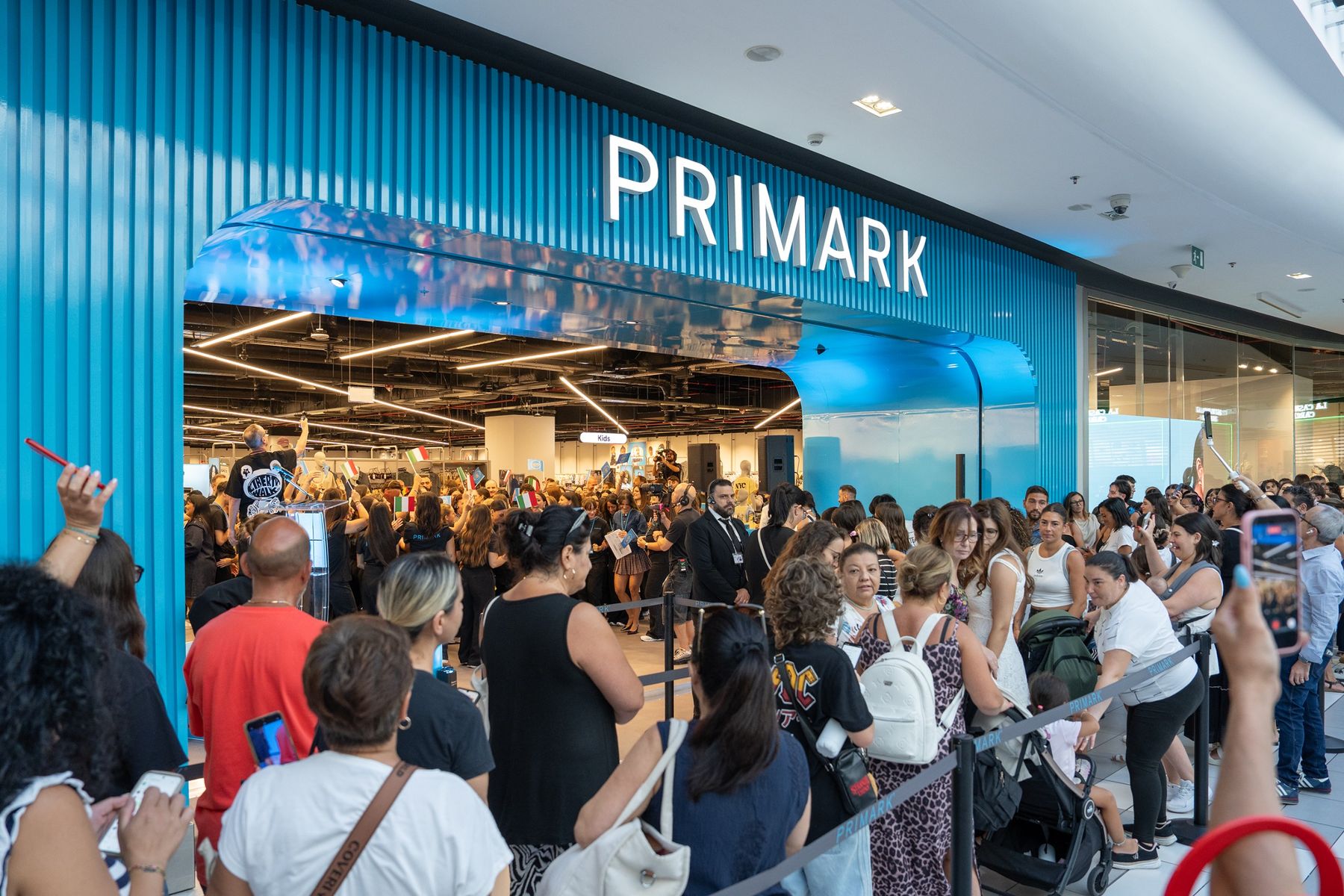 Warteschlange vor dem Primark-Eingang